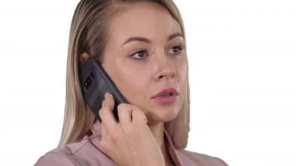 Rostro de joven empresaria alegre hablando por teléfono móvil sobre fondo blanco . — Vídeos de Stock