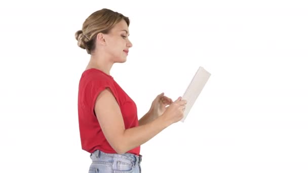 Γυναίκα σε casual ρούχα χρησιμοποιώντας ψηφιακό tablet με τα πόδια σε λευκό φόντο. — Αρχείο Βίντεο