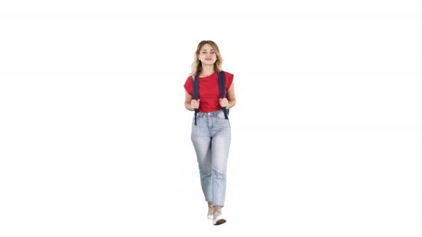 Frau wandert junge weibliche Modell zu Fuß mit Rucksack auf weißem Hintergrund. — Stockvideo