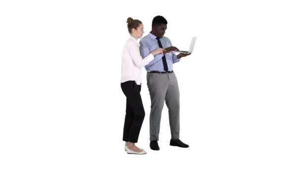 Asesor de negocios afroamericano mostrando algo en la pantalla del portátil hablando con una mujer de negocios blanca sobre fondo blanco . — Vídeos de Stock