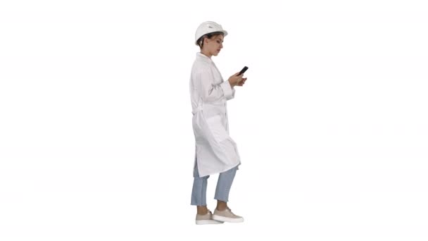 Cientista feminina usando Smartphone Walking no fundo branco. — Vídeo de Stock