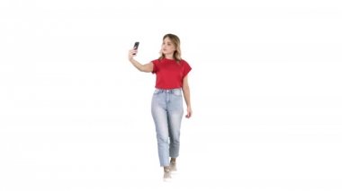 Sevimli seksi kız sarışın kıvırcık saçlı yürüyüş ve beyaz arka plan üzerinde selfie yapma.