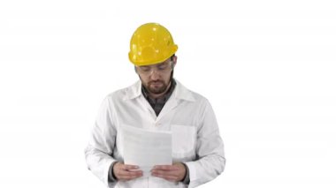 Site mühendisi evrakları kontrol ediyor ve beyaz arka planda bir şeyler var..