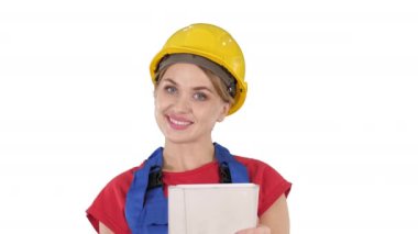 Tablet bilgisayarlı genç inşaat işçisi beyaz arka planda bir şey sunuyor..