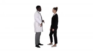 Erkek doktor beyaz arka plandaki genç bayana ilaç sunuyor.