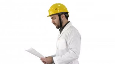 Müteahhit mühendis kağıtları ile yürüyüş ve beyaz arka plan üzerinde arround kontrol.