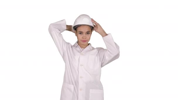 Vrouw ingenieur in wit gewaad en witte harde hoed lopen op witte achtergrond. — Stockvideo