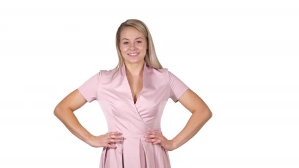Mooie jonge vrouw met handen op de heupen lopend en pratend op witte achtergrond. — Stockvideo