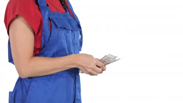 Uma mulher em uma roupa dos trabalhadores conta o dinheiro no fundo branco. — Vídeo de Stock