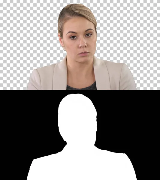 Junge Moderatorin macht Ansagen, Alpha Channel — Stockfoto