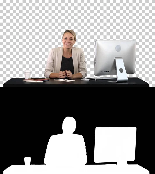 Emozionata donna d'affari che parla davanti alla telecamera seduta alla scrivania, Alpha Channel — Foto Stock