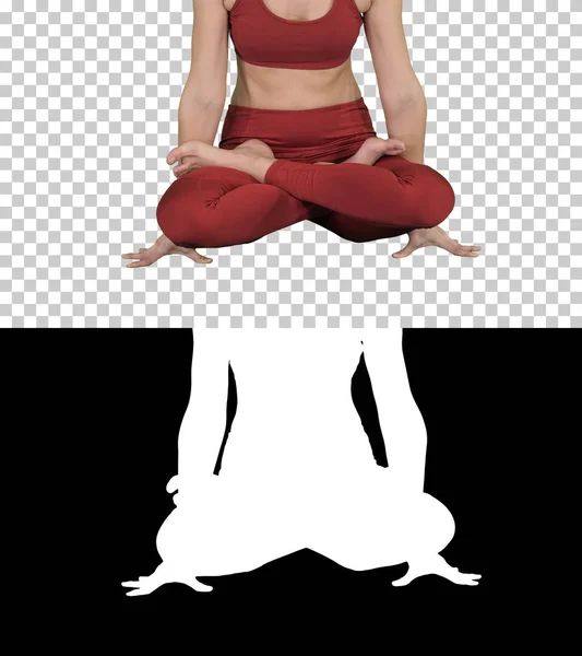 Mujer deportiva atractiva practicando yoga, de pie en el ejercicio de la escala, pose Tolasana, canal alfa —  Fotos de Stock