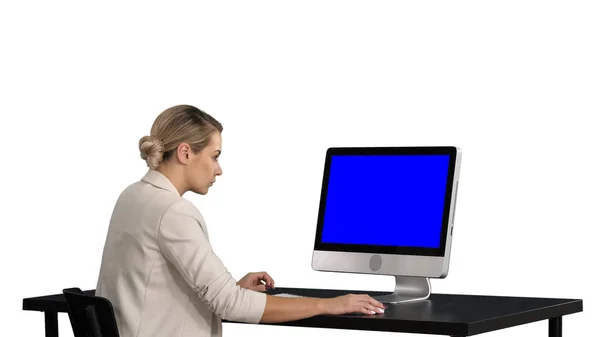Persona d'affari lavora a tavola con il computer, sfondo bianco. Visualizzazione finto schermo blu . — Foto Stock