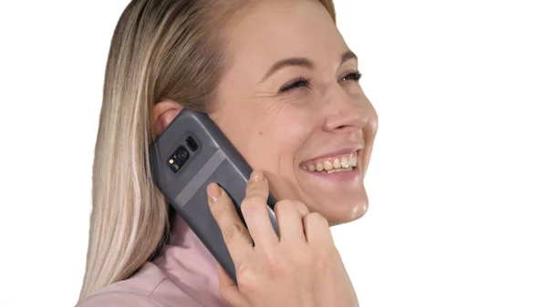 Bionda sorridente che parla al telefono su sfondo bianco. — Foto Stock