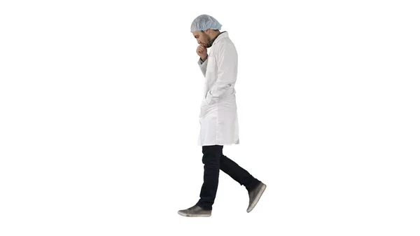 Médico homem pensativo andando sobre fundo branco. — Fotografia de Stock