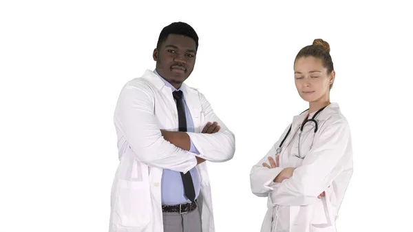 Médicos de mujer y hombre con brazos cruzados sobre fondo blanco. — Foto de Stock