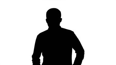 Siluet Genç adam koşuyor ve gülümsüyor.