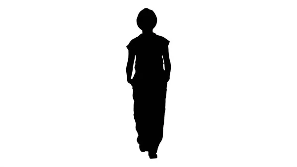 Silhouette La jeune femme ingénieur avec casque de sécurité jaune marche . — Photo