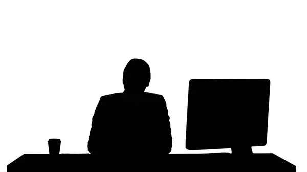 Silhouette aufgeregt Geschäftsfrau spricht vor der Kamera sitzt am Schreibtisch. — Stockfoto