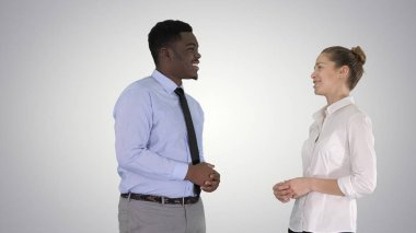Afro Amerikan adam ve kız degrade arka plan üzerinde iş bahsediyoruz.