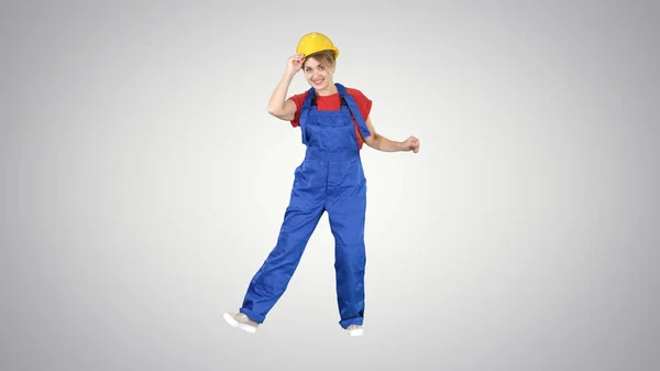 Feminino trabalhador da construção dança engraçada no fundo gradiente. — Fotografia de Stock