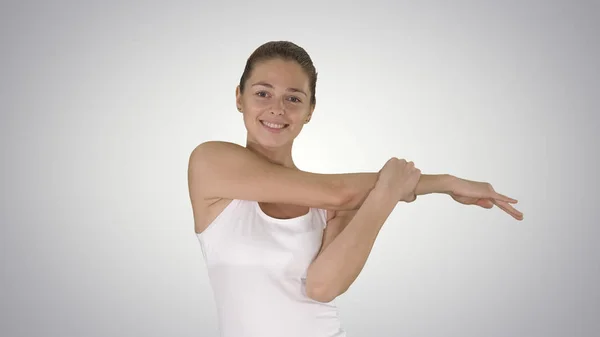 Mujer feliz sonriente mujer estirando los brazos mientras camina sobre un fondo degradado . —  Fotos de Stock