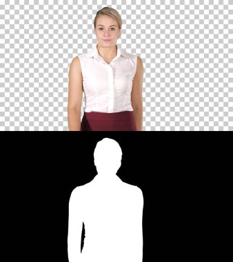 Resmi giyinmiş genç bir kadın kameraya doğru yürüyor, Alfa Kanalı.