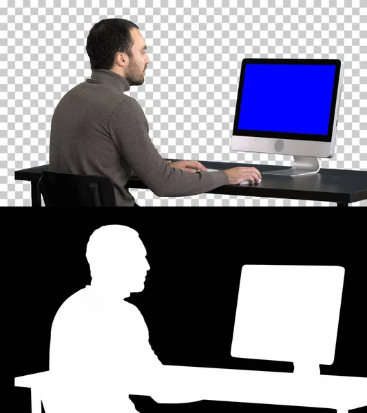 Επιχειρηματίας που δουλεύει με έναν υπολογιστή, το κανάλι Άλφα. Εμφάνιση mock-up μπλε οθόνης. — Φωτογραφία Αρχείου