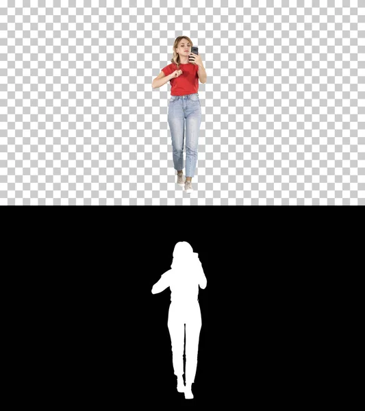 ブロンドの歩くと電話で見て、アルファチャンネル — ストック写真