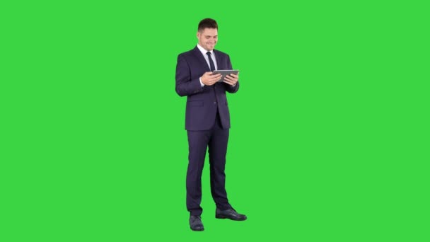 Affärsman läsa eller arbeta på en digital tablett på en grön skärm, Chroma Key. — Stockvideo