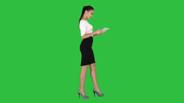 Belle jeune femme adulte s'amusant à jouer au jeu avec une tablette sur un écran vert, Chroma Key . — Video