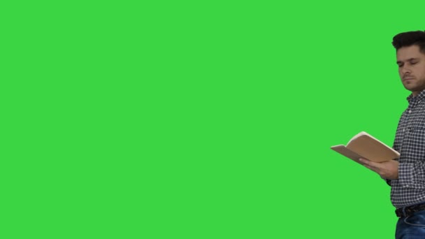 Masculino gerente formal vestido segurando notepad andando e fazendo anotações olhando ao redor em uma tela verde, Chroma Key . — Vídeo de Stock