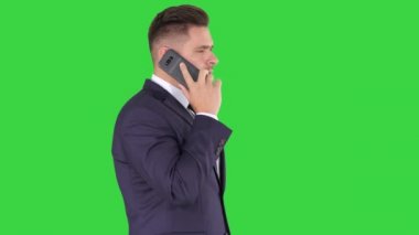 Bir yeşil ekran üzerinde telefonda konuşan işadamı, Chroma anahtar.