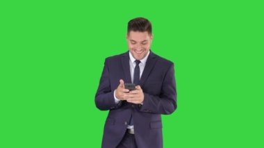 Yeşil Ekranda yürüyen metin mesajı yazarak telefonda işadamı, Chroma Anahtar.