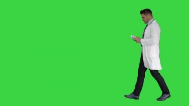 Klinisyen Doktor Man Gösteren İlaç İlaç ve Yeşil Ekranda Kamera ya konuşan, Chroma Anahtar.