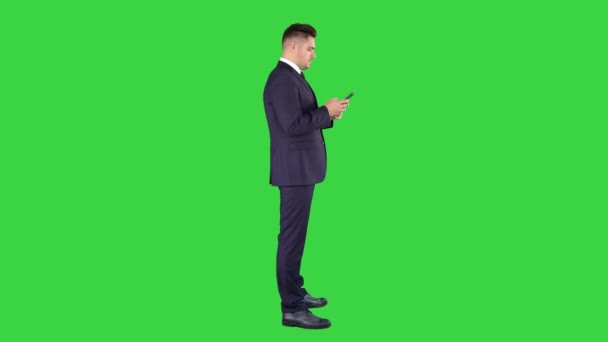 Homme d'affaires mature utilisant un message texte de téléphone mobile sur un écran vert, Chroma Key . — Video