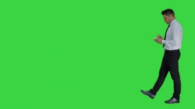Kendine güvenen ciddi akıllı işadamı bir fikir sahip ve Yeşil Ekran, Chroma Key notlar yapma.