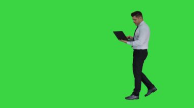 İşadamı yeşil ekranda dizüstü bilgisayarda proje veya sunum başlatmak veya başlatmak için oynat düğmesine basarak, Chroma Key.