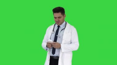 Doktor bir Yeşil Ekranda burun spreyi veya başka bir ilaç sunan, Chroma Anahtar.