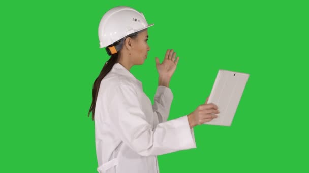 타블렛 비디오 만들기와 여자 엔지니어 녹색 스크린, 크로마 키에 전화. — 비디오