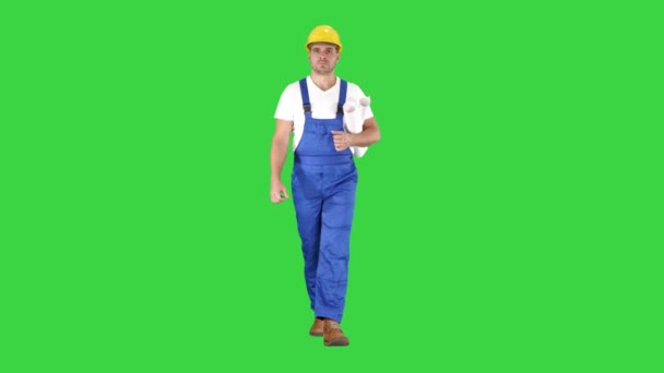 Inspecteur-ingenieur man rondkijken tijdens het lopen op een groen scherm, Chroma Key. — Stockvideo