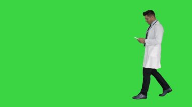 Yeşil Ekranda ilaç sunan doktor, Chroma Key.