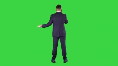 Akıllı telefon ile işadamı, yeşil ekranda bir telefon görüşmesi yapma, Chroma anahtar.