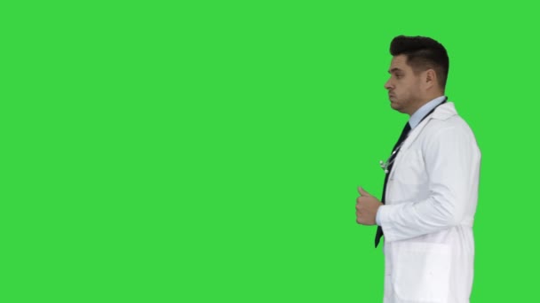 Médico andando por um ecrã verde, Chroma Key . — Vídeo de Stock