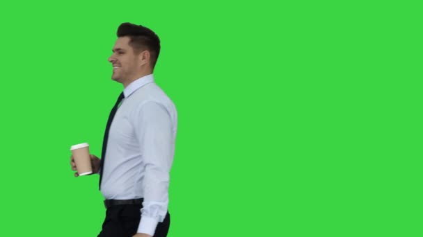 Empresário caminhando com tirar café e saco de papel com almoço em uma tela verde, Chroma Key . — Vídeo de Stock