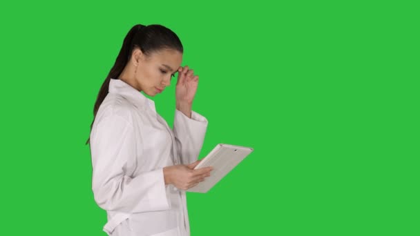 Donna medico utilizzando tablet pc e camminare su uno schermo verde, Chroma Key . — Video Stock