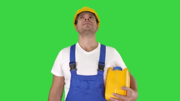 Bauarbeiter Maler zeigt Pinsel in die Kamera und lächelt auf einem grünen Bildschirm, Chroma-Schlüssel. — Stockvideo