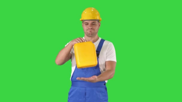 Operaio edile pubblicità materiale da costruzione in contenitore su uno schermo verde, Chroma Key . — Video Stock