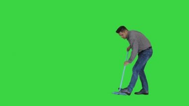 Zemin bakım ve temizlik hizmetleri Casual adam zemin temizlik ve Yeşil Ekranda başparmak kadar gösteren, Chroma Key.