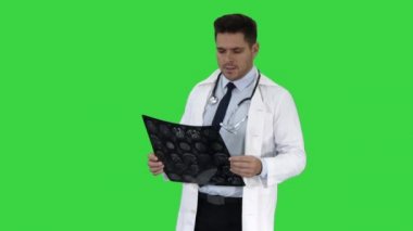 Doktor Bir Yeşil Ekranda kamera x ışınları sonuçları söylüyorum, Chroma Anahtar.